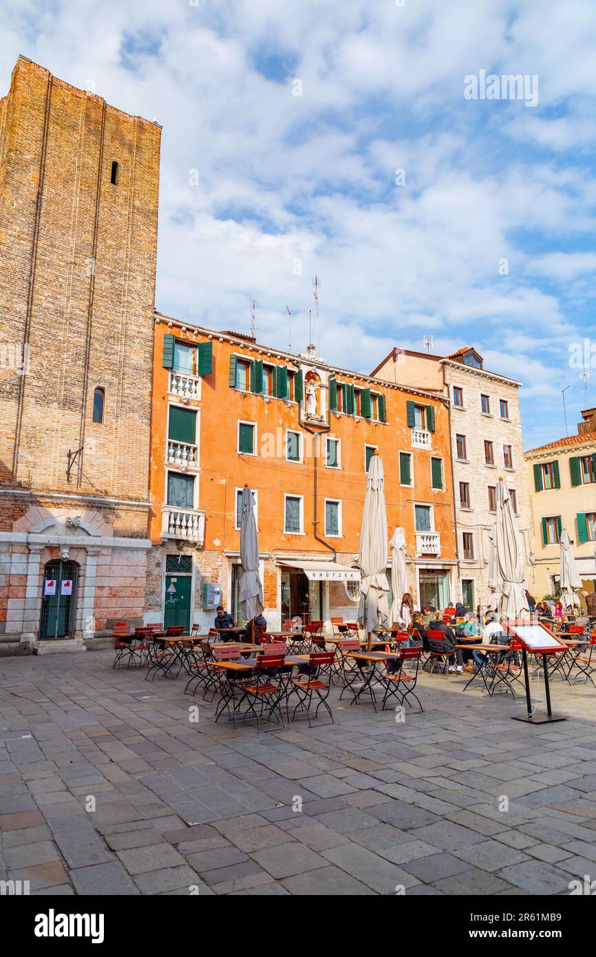 Venedig, Italien - 2. April 2022: Campo Santa Margherita ist ein Platz in der Stadt Dorsoduro in Venedig, Venetien, Italien. Stockfoto
