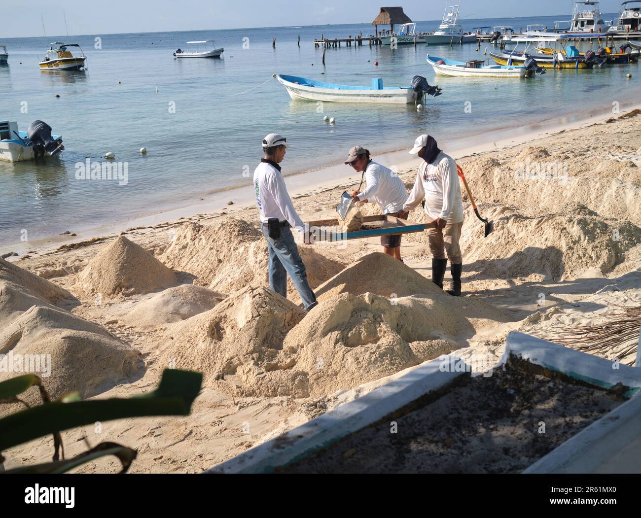 Blue Flag Arbeiter reinigen den Strand Sand in Puerto Morelos Yucatan Mexiko Stockfoto