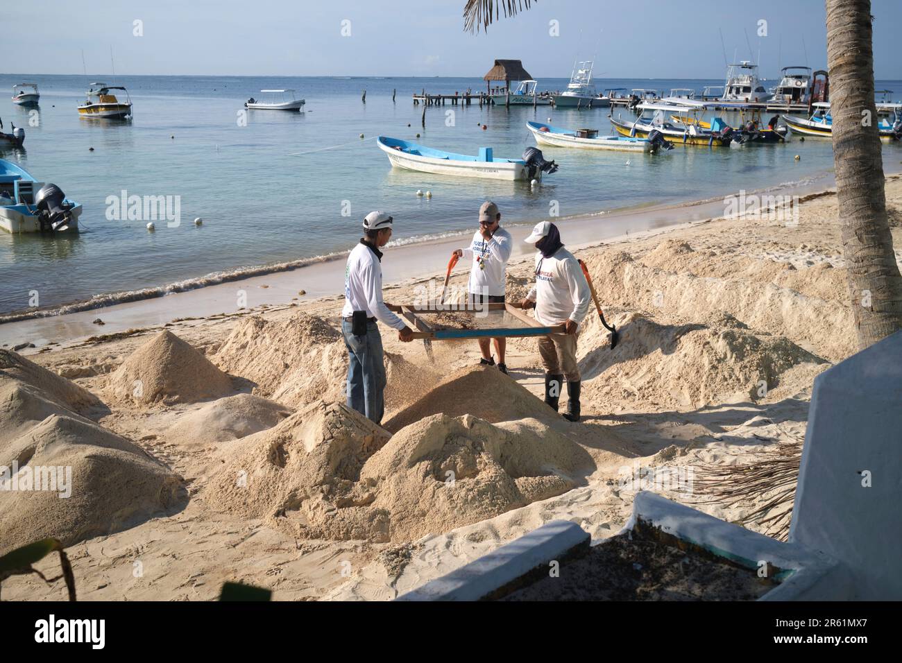 Blue Flag Arbeiter reinigen den Strand Sand in Puerto Morelos Yucatan Mexiko Stockfoto