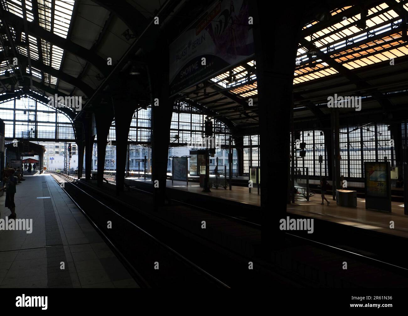 Hinweisschild Berlin Friedrichstraße am Bahnhof in Berlin. Stockfoto