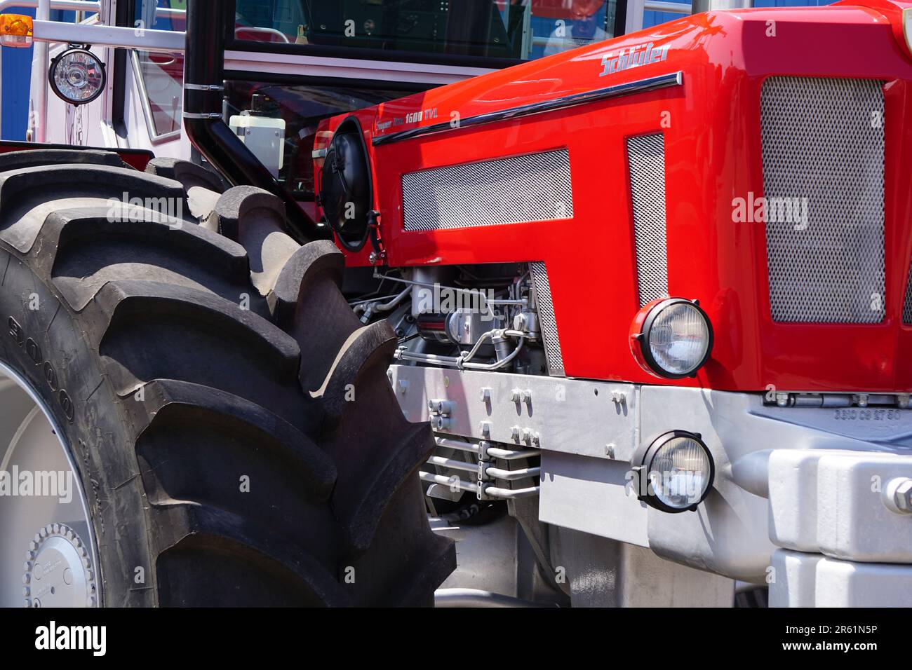 Eine Nahaufnahme eines roten Traktors, der draußen geparkt ist Stockfoto