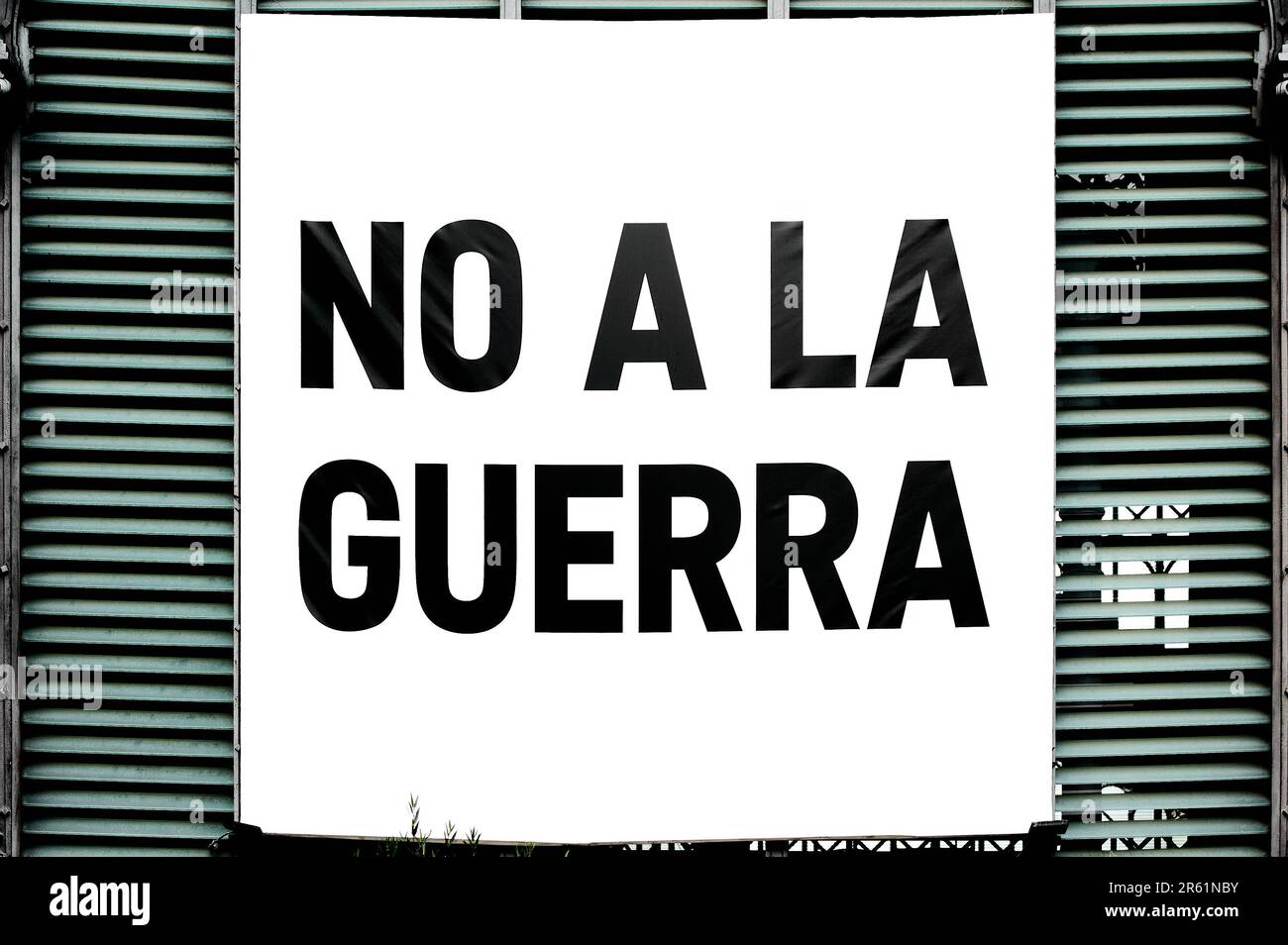Ein Schild hängt an der Fassade eines Gebäudes mit den Worten No a la guerra Übersetzung: Nicht zum Krieg Stockfoto