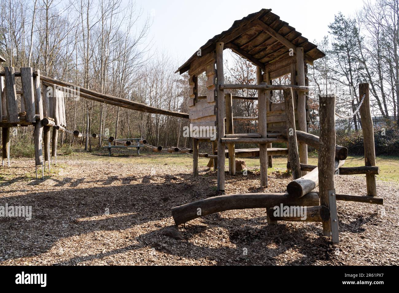 Spielplatz für Kinder mit einem hölzernen Spielhaus und einer Brücke im Naturpark Stockfoto