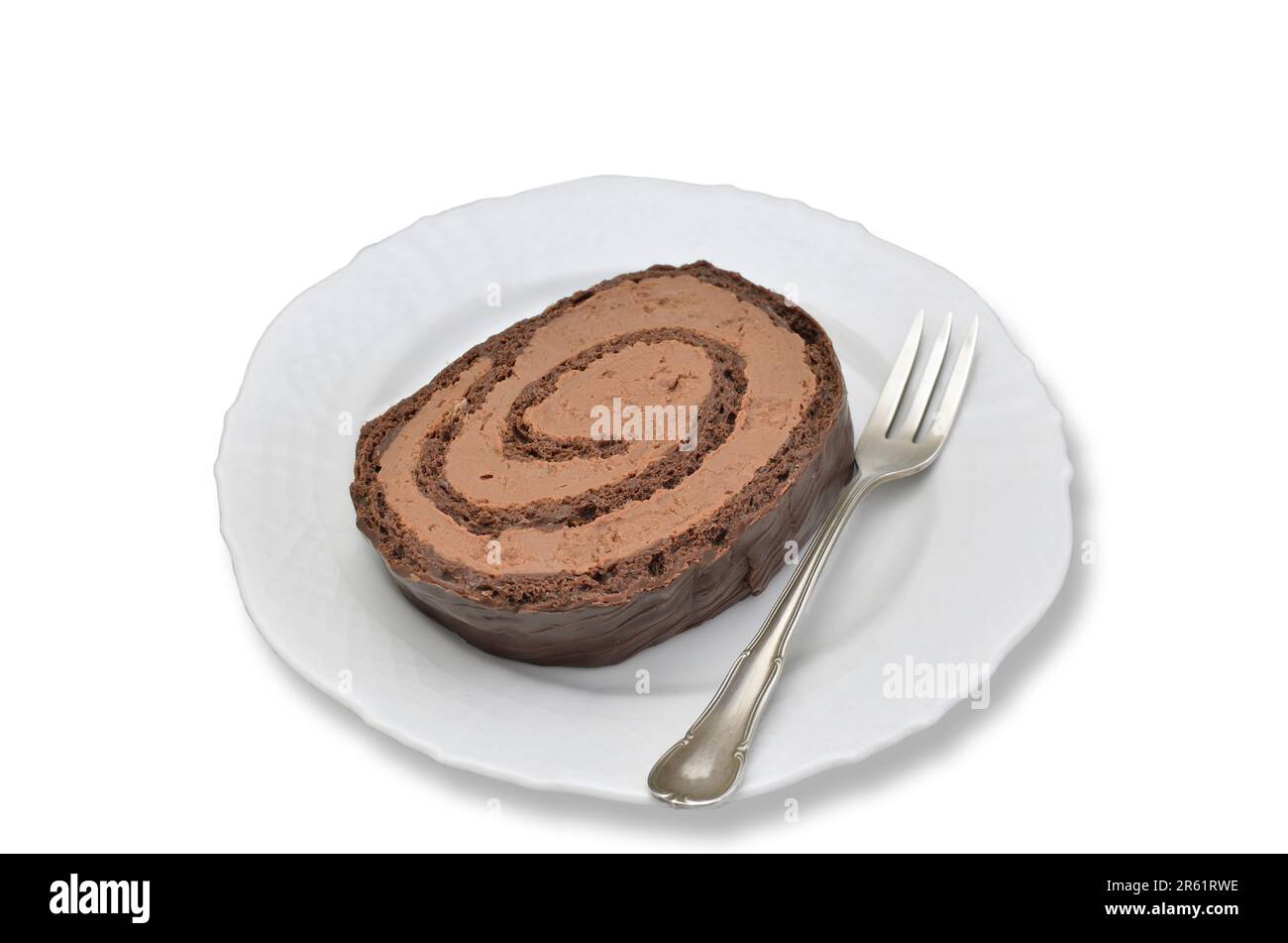 Ein Stück Schokoladenkuchen auf weißem Teller, Nahaufnahme, isoliert auf weißem Hintergrund Stockfoto