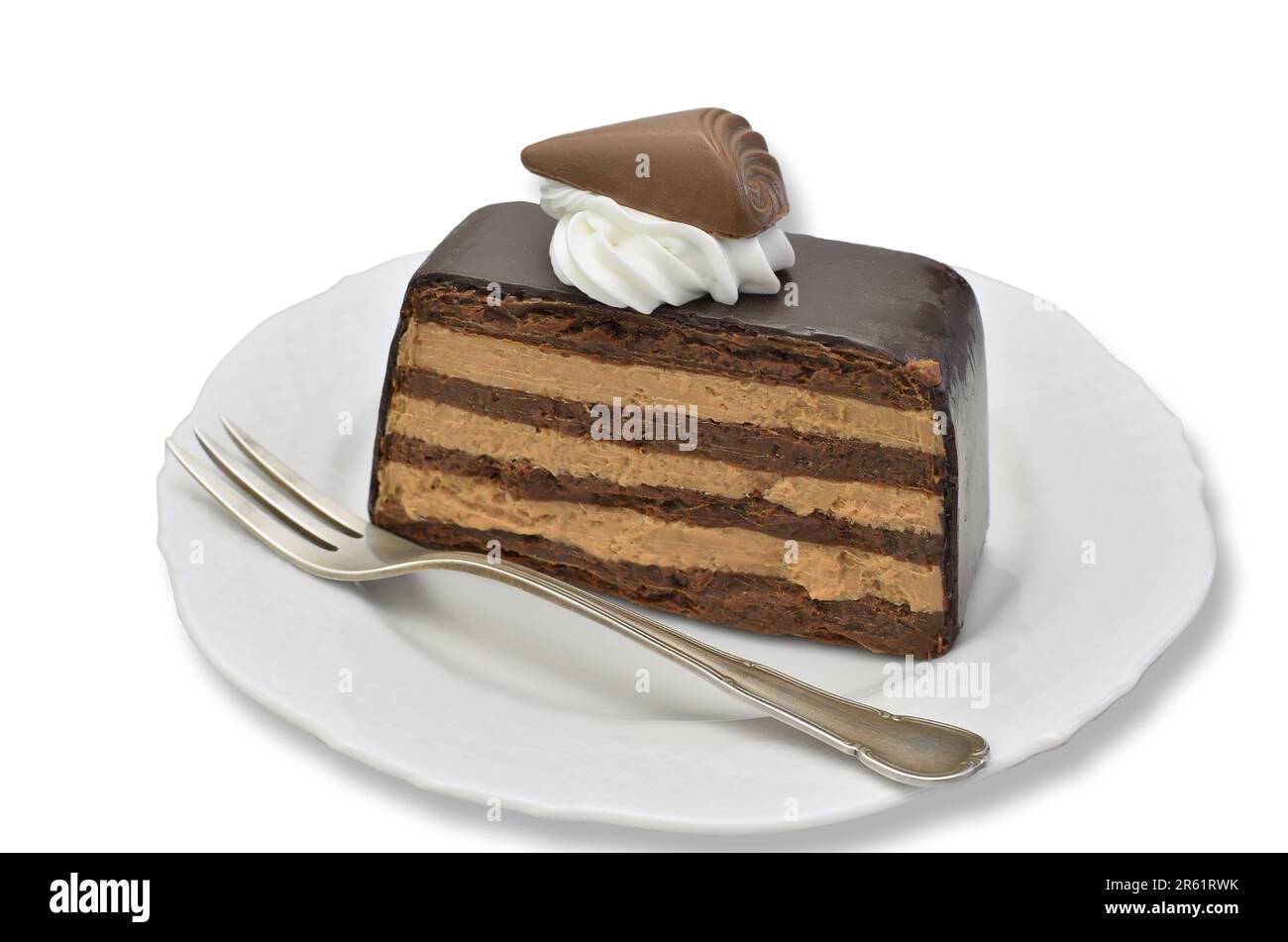 Ein Stück Schokoladenkuchen auf weißem Teller, Nahaufnahme, isoliert auf weißem Hintergrund Stockfoto