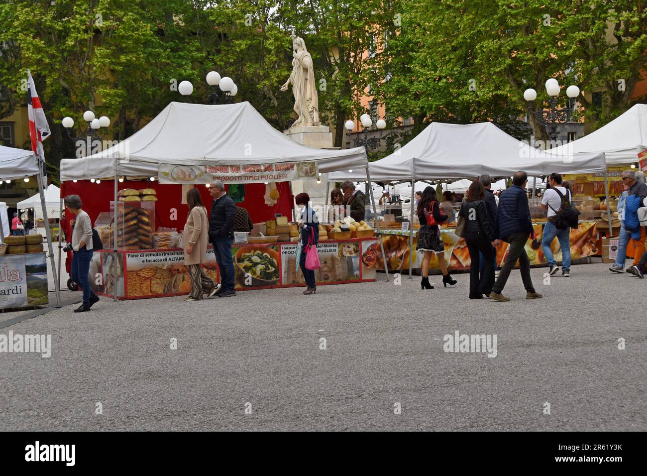 Leute, die auf dem Kunsthandwerksmarkt auf der Piazza Napoleone (Napoleon-Platz), Lucca, Toskana, Italien, 2023. April stöbern Stockfoto