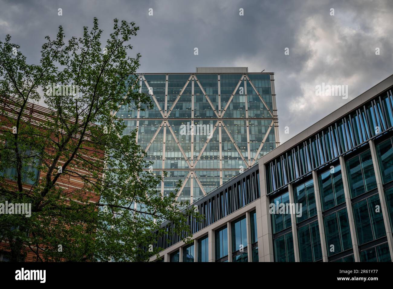 London, Vereinigtes Königreich: Broadgate Tower on Bishopsgate in der City of London. Vom Bishops Square aus gesehen, im kürzlich neu entwickelten Spitalfields-Viertel der Stadt. Stockfoto
