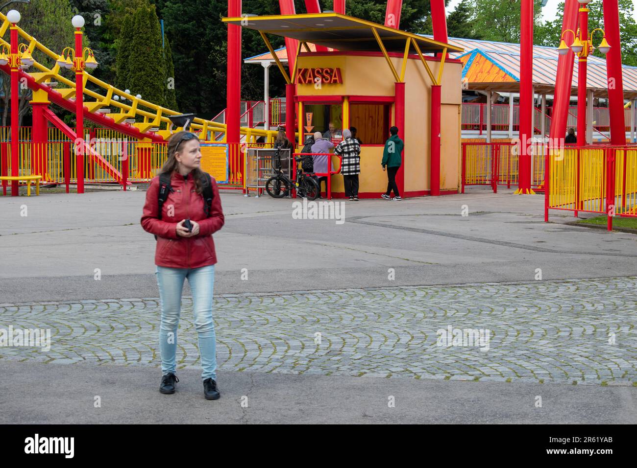 wien, österreich. 25. april 2023 der prater verfolgt das Ziel einer Frau, sich mit ihrer Freundin inmitten des bezaubernden wiener Vergnügungsparks wieder zu vereinen Stockfoto