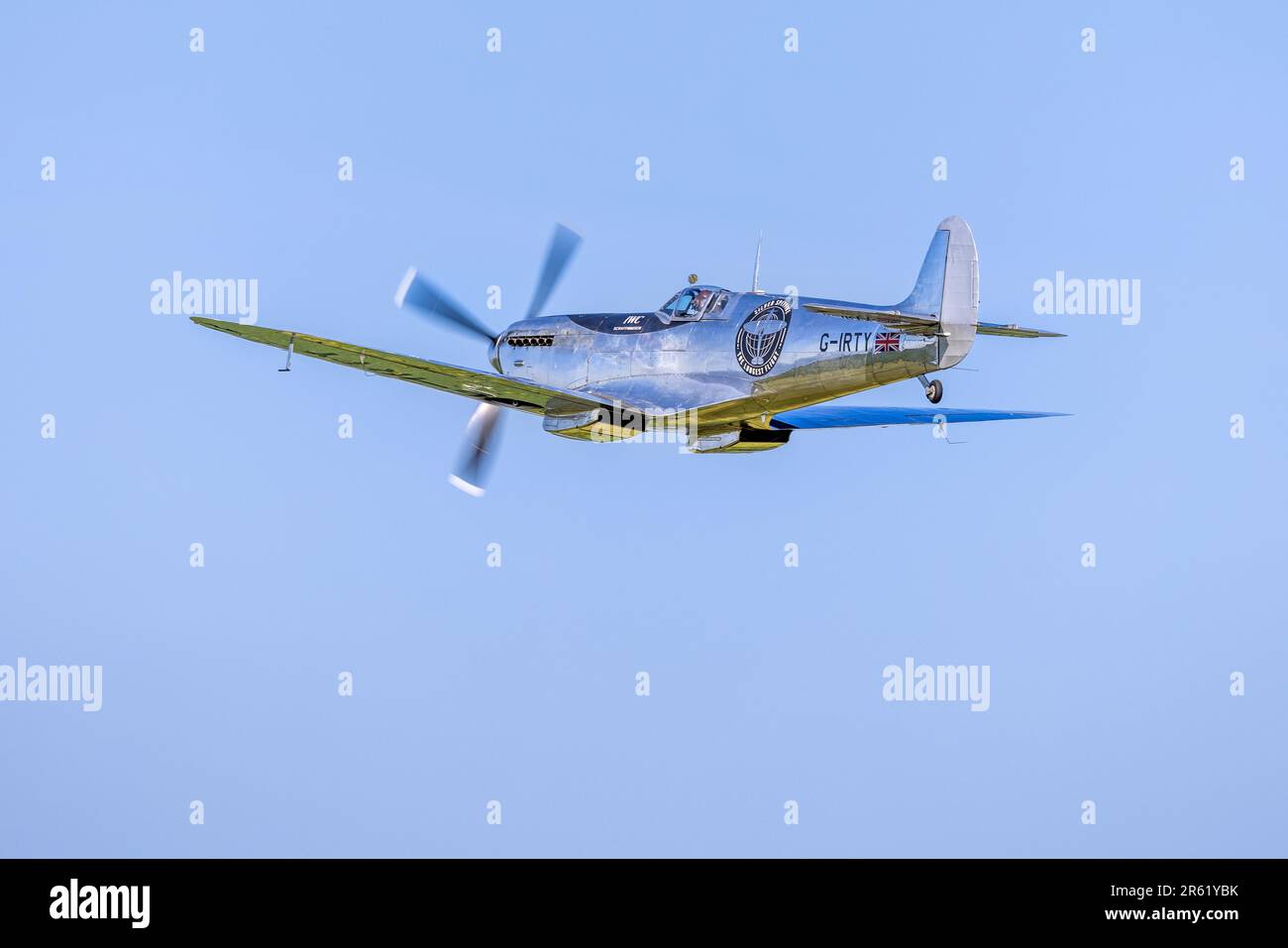 Silver Spitfire „ G-IRTY“ in der Luft in Shuttleworth Around the World Airshow am Old Warden Aerodrome am 4. Juni 2023. Stockfoto