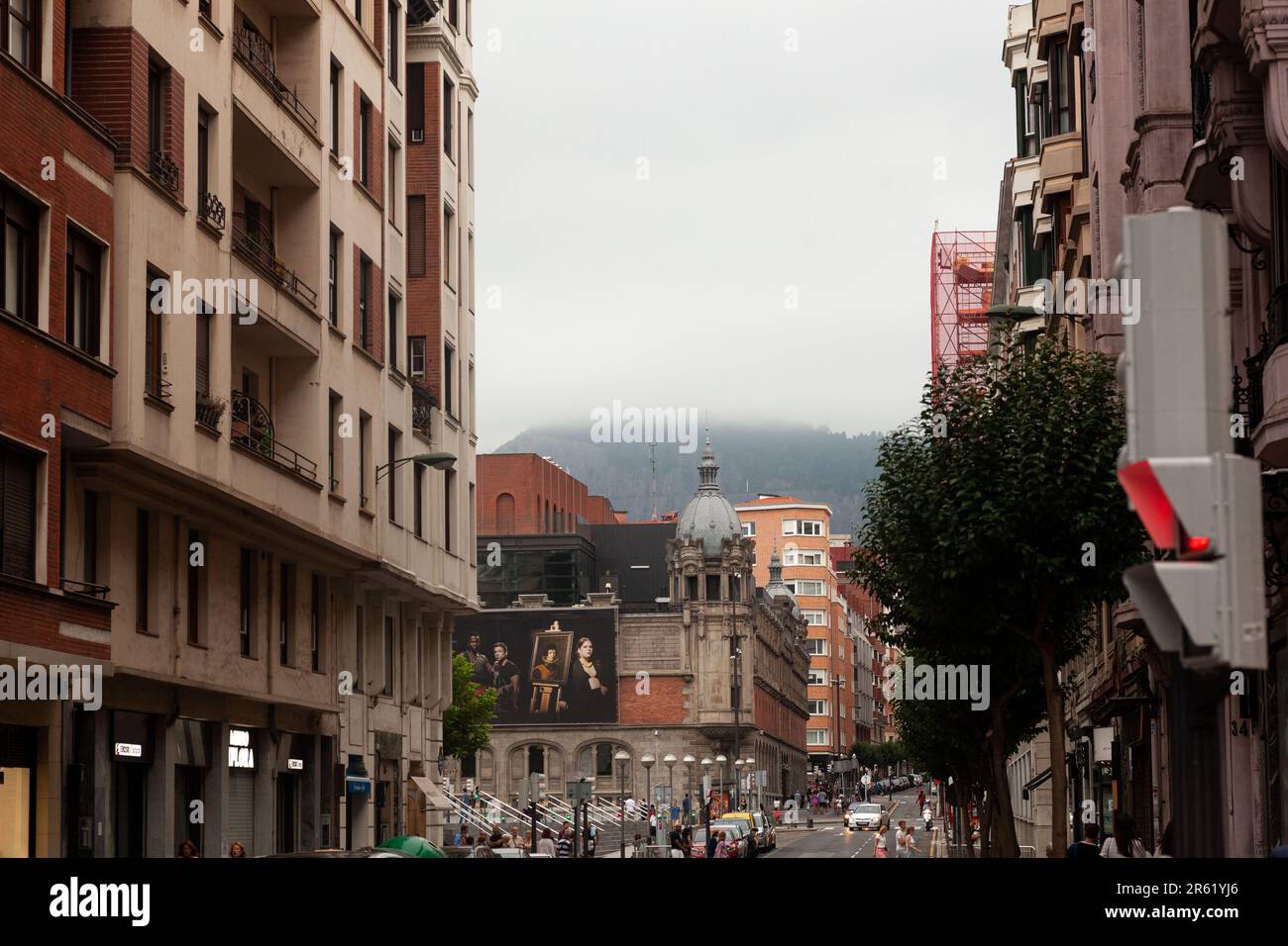 Bilbao, Spanien - 03. August 2022: Blick auf die Altstadt von Bilbao an einem Regentag, Azkuna Zentroa im Hintergrund Stockfoto