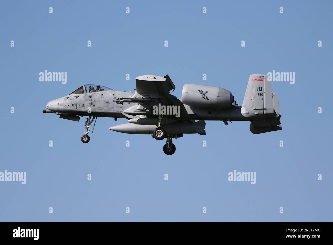 80-0250, ein Fairchild Republic A-10C Thunderbolt II (oder Warthog), betrieben vom 190. Kampfgeschwader „Skull Bangers“ vom 125. Kampfflügel der Idaho Air National Guard, United States Air Force, Ankunft am Prestwick International Airport in Ayrshire. Das Flugzeug war eines von sechs A-10Cs-Routen durch Prestwick, um an der Übung Air Defender 2023 in Deutschland teilzunehmen. Stockfoto