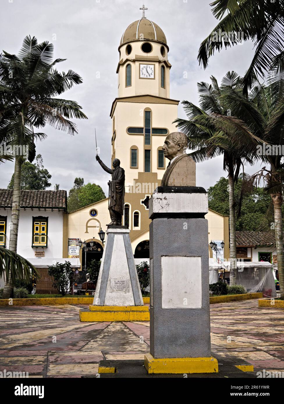Denkmäler von Pedro Vicente Henao (im Vordergrund) und Simón Bolívar, Plaza de Bolívar, Salento Stockfoto