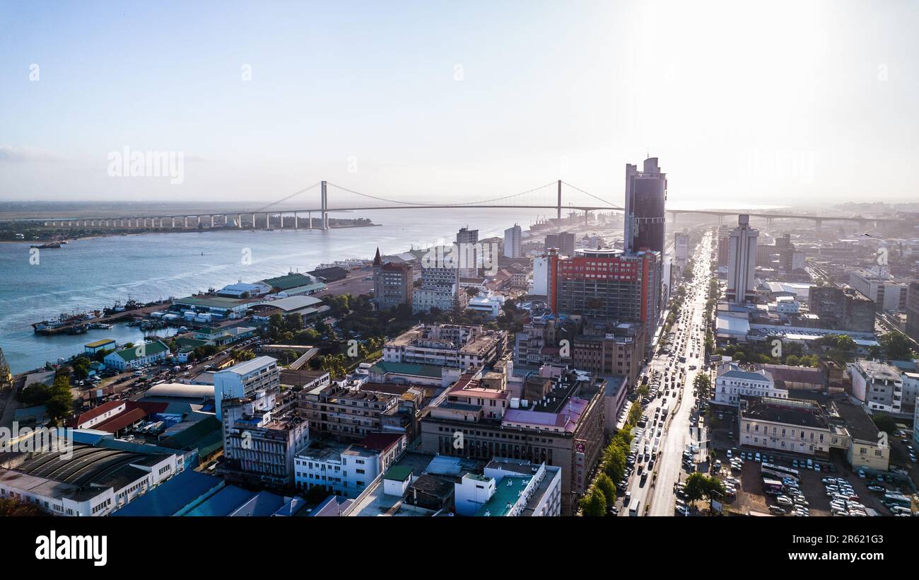 Luftfoto der Hauptstadt von Mosambik Maputo mit Blick auf die neue Brücke Maputo Katembe Stockfoto