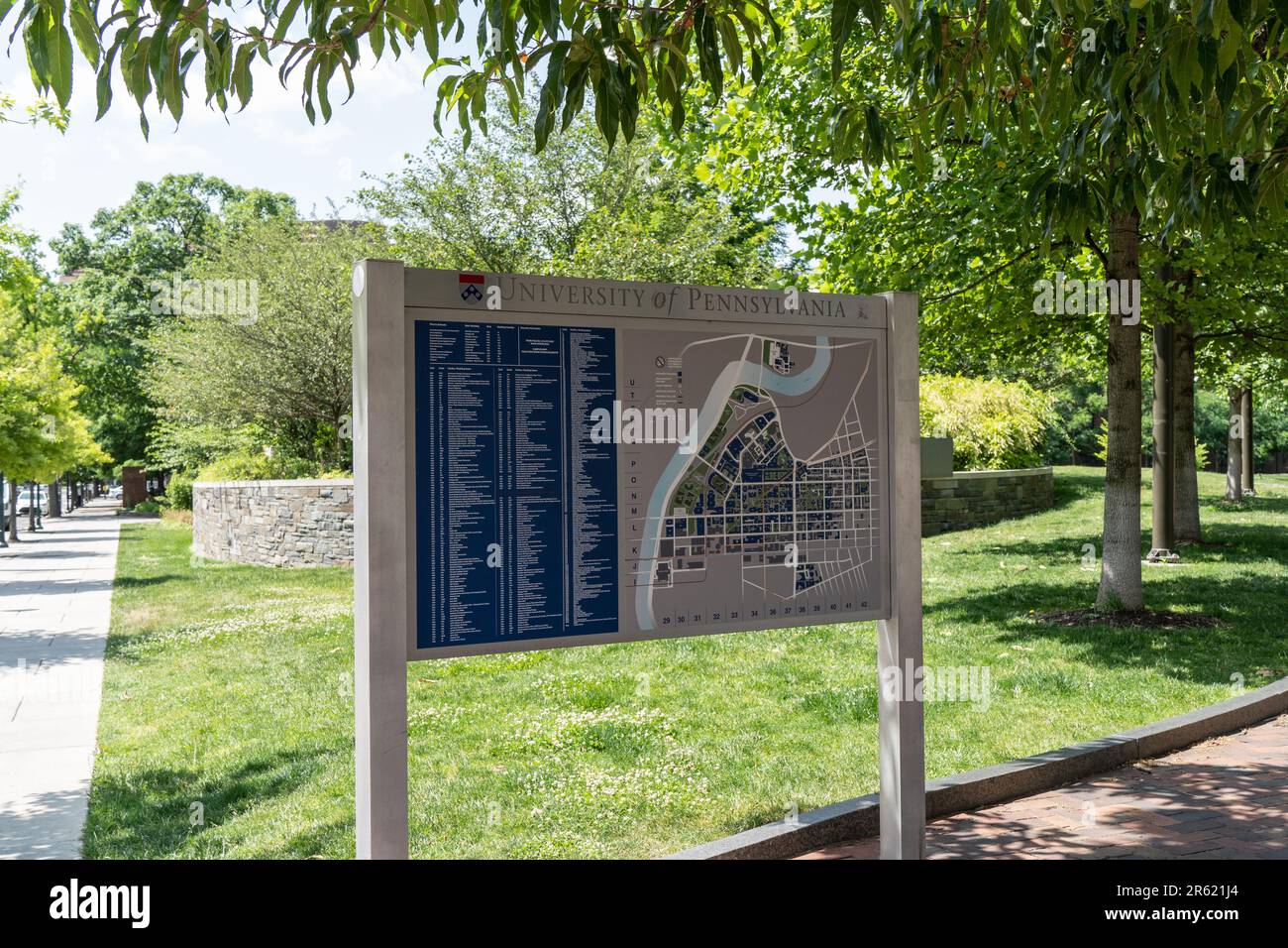 Philadelphia, Pennsylvania – 5. Juni 2023: Eingangsschild und Karte der University of Pennsylvania. Der UPenn Campus befindet sich in University City in West Philadelp Stockfoto