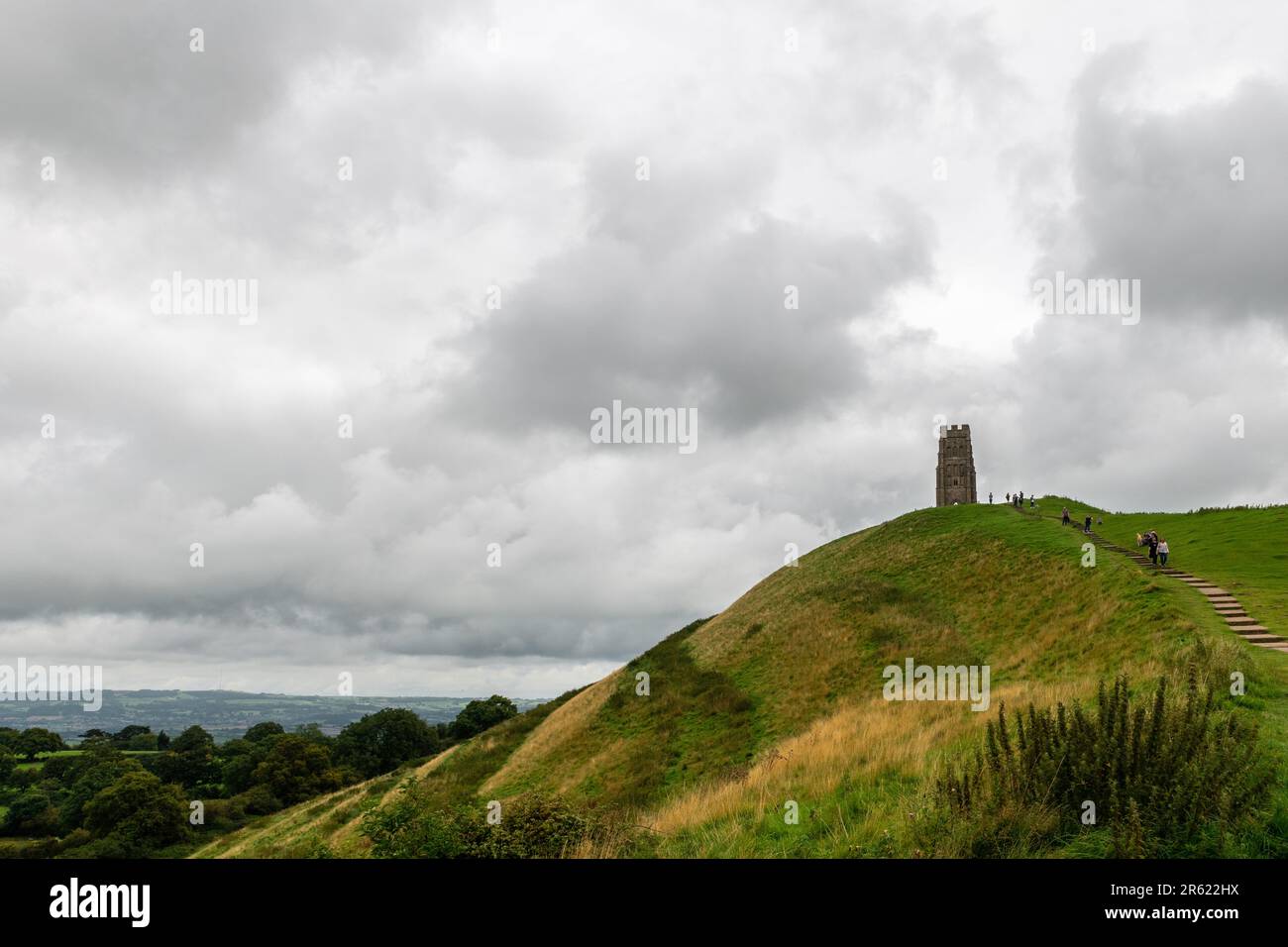 Glastonbury Tor mit St. Michaels Tower auf der Spitze Stockfoto