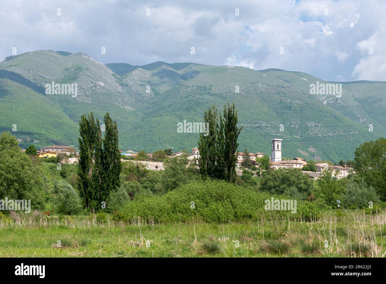 Blick auf die historische Stadt Norcia in Umbrien, Italien, Europa von der umliegenden Landschaft Stockfoto