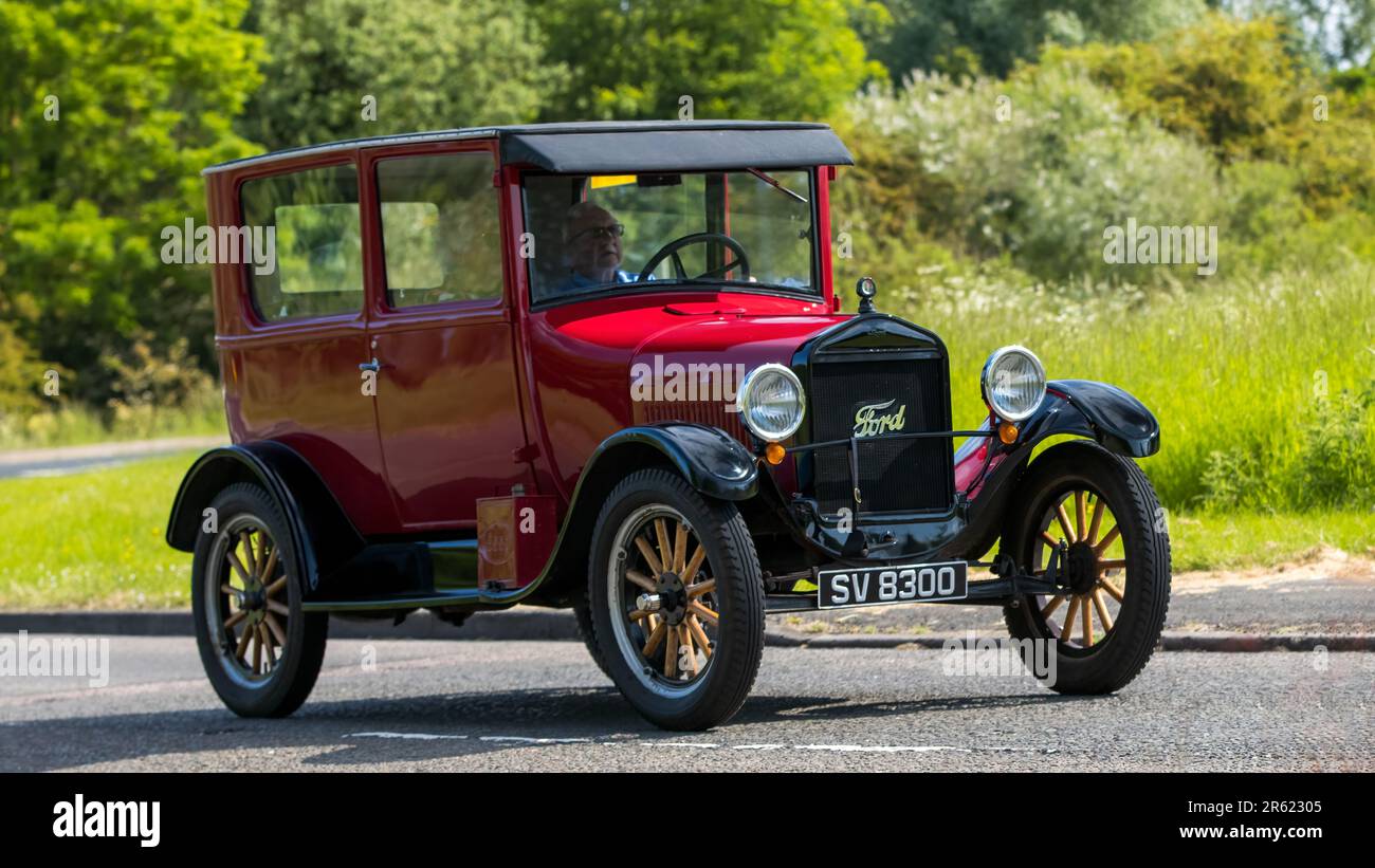 Stony Stratford, UK - Juni 4. 2023: 1926 FORD MODEL T Oldtimer, der auf einer englischen Landstraße fährt. Stockfoto