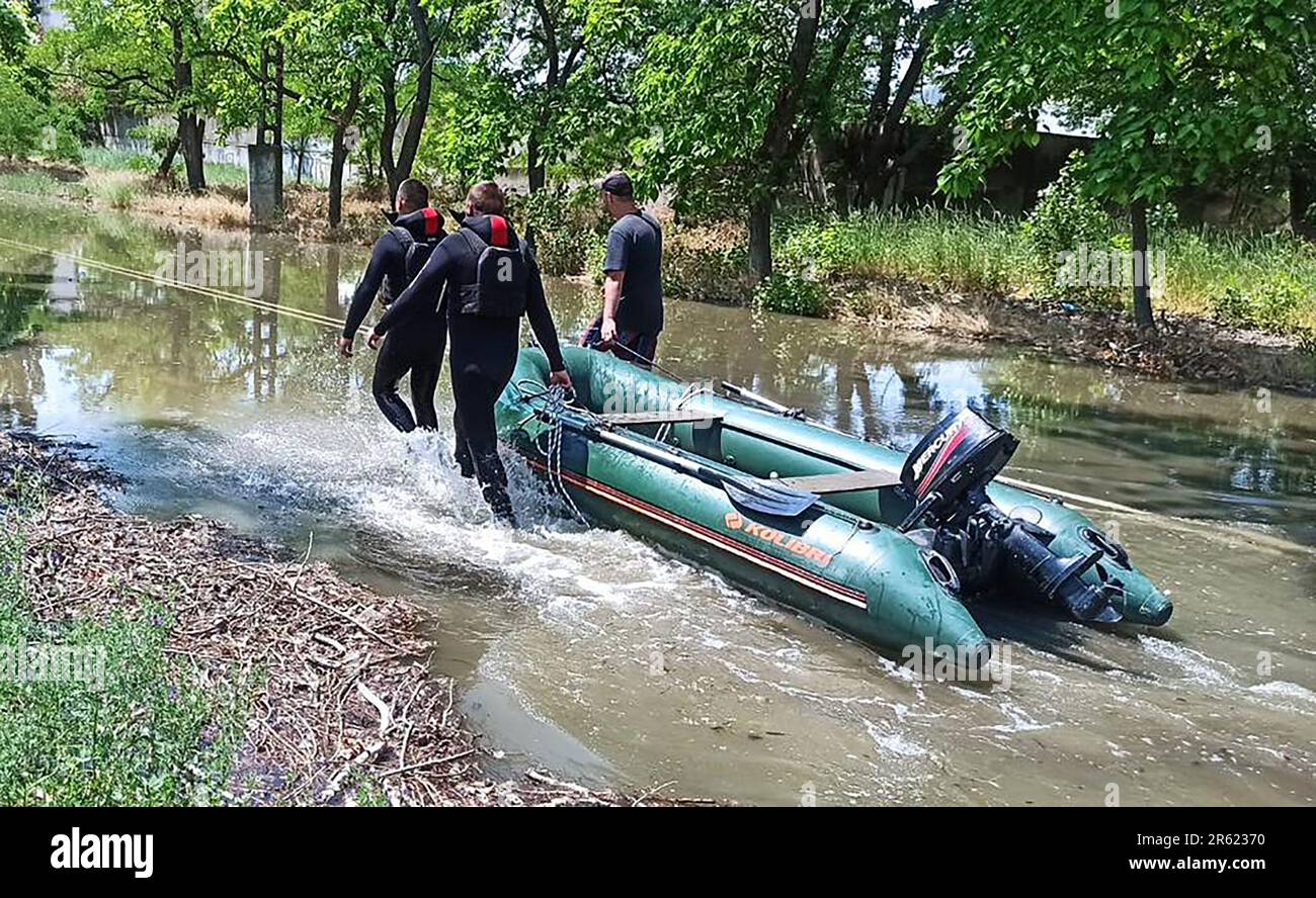 Rettungskräfte führen am Dienstag, den 6. Juni 2023, nach der Zerstörung des Kakhovka-Staudamms und des Wasserkraftwerks auf dem Dnjepr eine Evakuierung in der Region Kherson in der südlichen Ukraine durch. Während sich sowohl die Ukraine als auch Russland gegenseitig beschuldigten, den Damm Nova Kakhovka im von Russland kontrollierten Teil der Region Kherson zerstört zu haben, begannen ukrainische Autoritäten die Evakuierungen aus mehreren Dörfern am rechten Ufer des Flusses Dnipro aufgrund eines hohen Überschwemmungsrisikos. In der Zwischenzeit plant die von Russland installierte Regierung in der Region Evakuierungen aus drei von Russland kontrollierten Distrikten Stockfoto