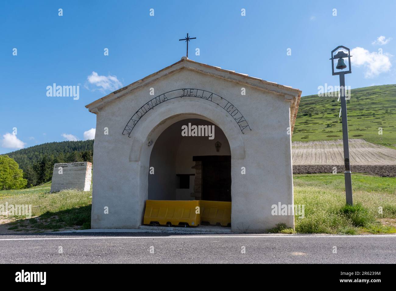 Die Kirche Madonna della Icona im Sibillini-Nationalpark, Umbrien, Italien, Europa, wurde 2023 nach dem verheerenden Erdbeben von 2016 wieder aufgebaut Stockfoto