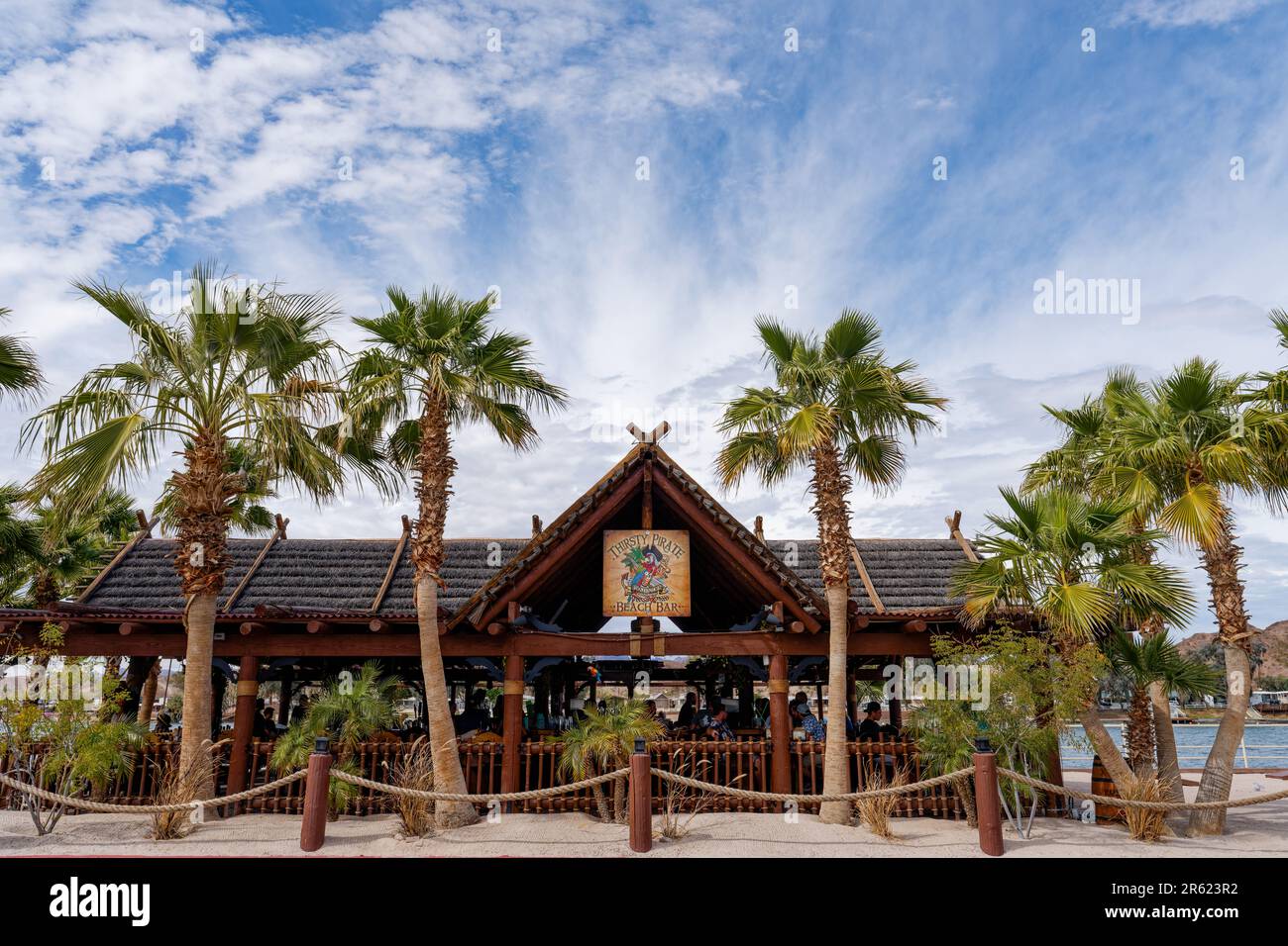Parker, AZ - 10. März 2023: Die Thirsty Pirate Beach Bar befindet sich im karibischen Pirate's Den RV Resort and Marina am Colorado River. In La P Stockfoto