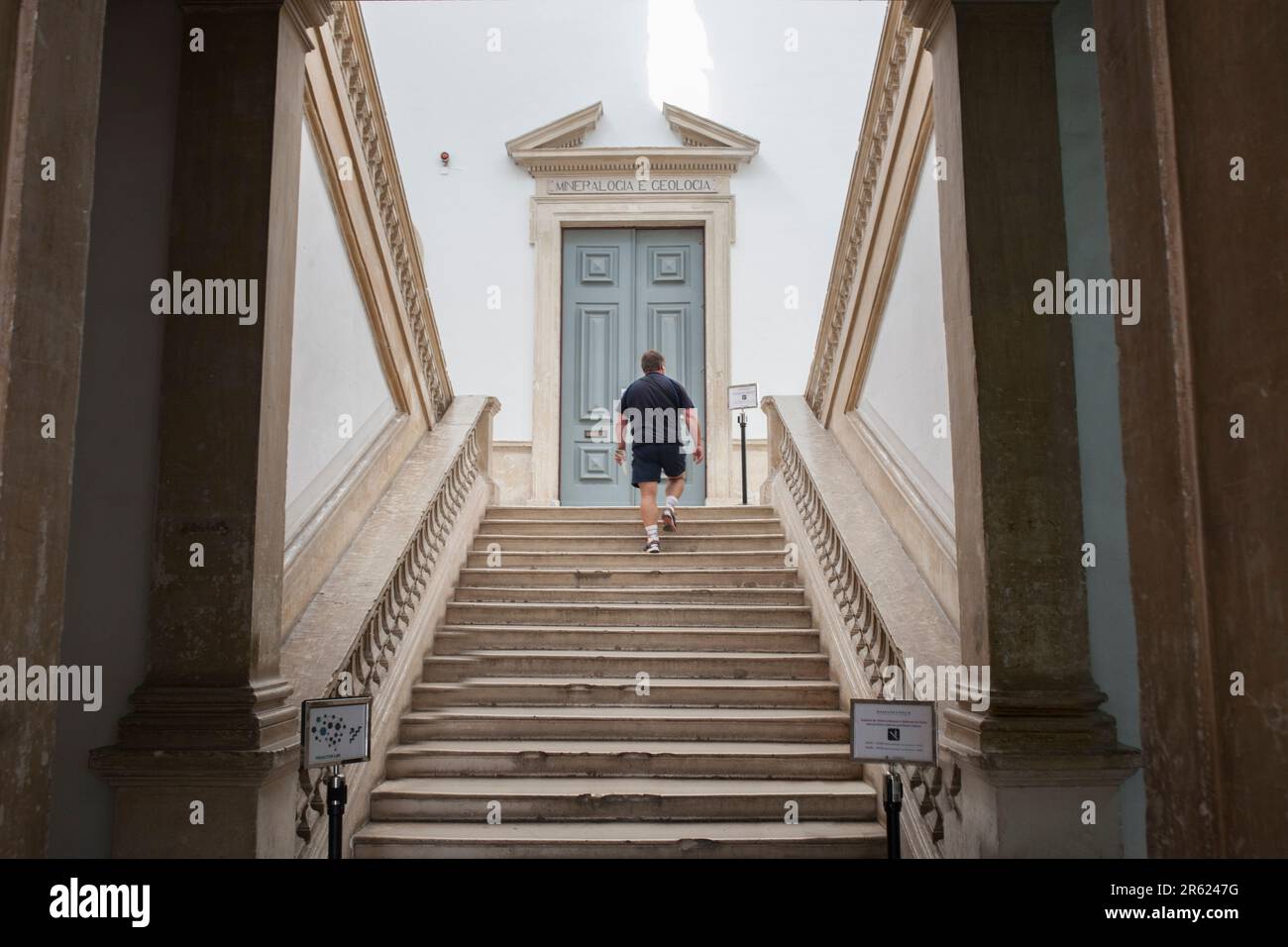 Coimbra, Portugal - September 6. 2019: Besucher, die die Treppe der Universität von Coimbra, Portugal, hinaufsteigen. Abteilung für Mineralogie und Geologie Stockfoto