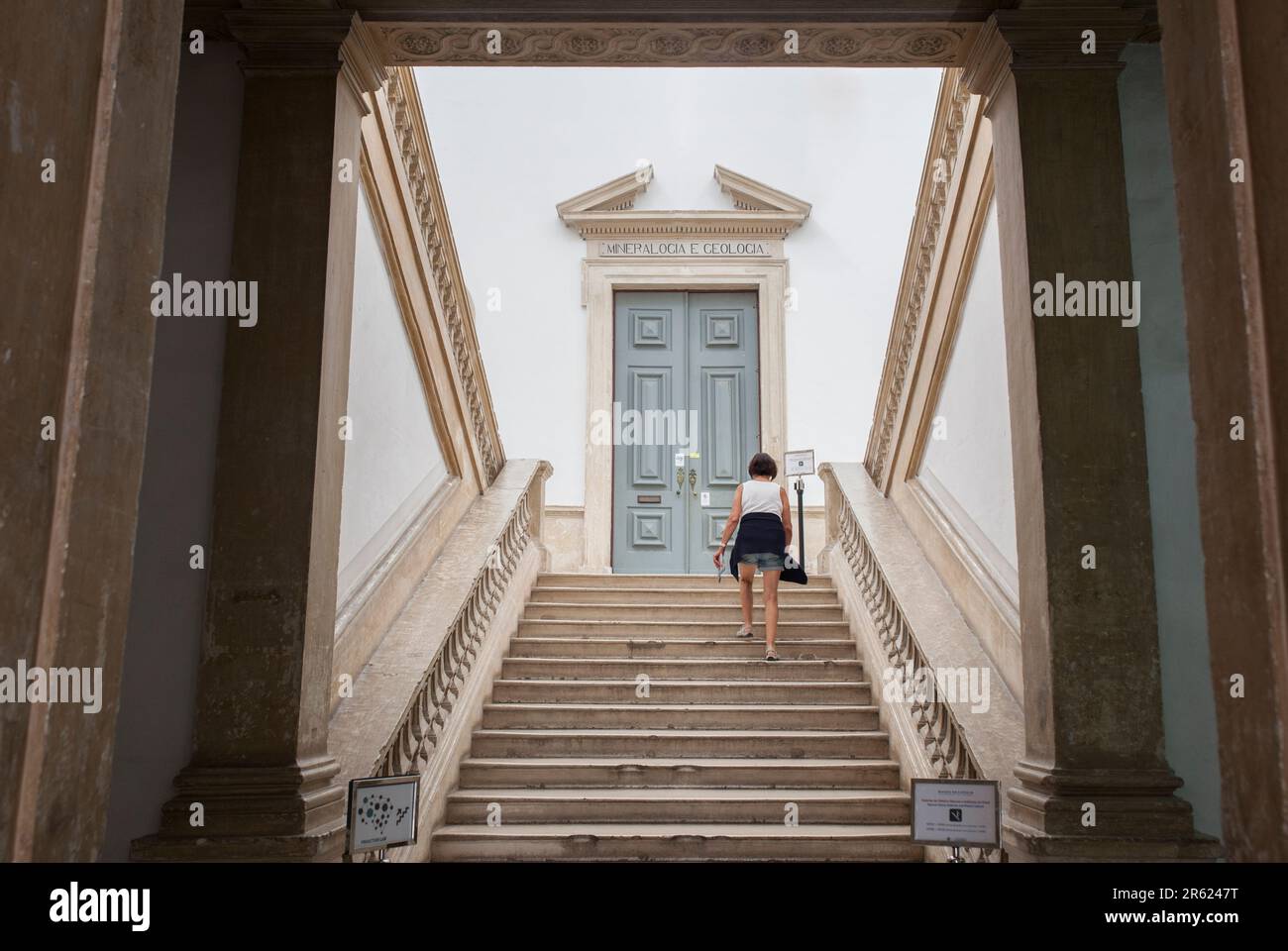 Coimbra, Portugal - September 6. 2019: Besucher, die die Treppe der Universität von Coimbra, Portugal, hinaufsteigen. Abteilung für Mineralogie und Geologie Stockfoto