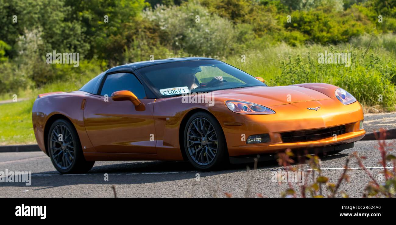 Stony Stratford, Großbritannien - 4. 2023. Juni: 2007 Uhr orangefarbenes CHEVROLET GMC CORVETTE-Oldtimer, das auf einer englischen Landstraße fährt. Stockfoto