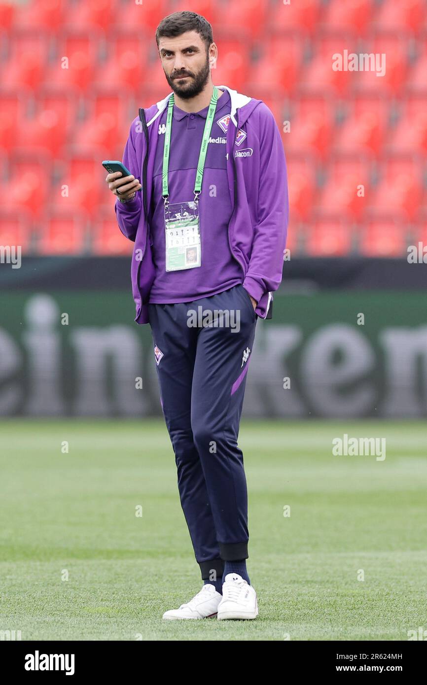 Prag, Tschechien. 06. Juni 2023. Pietro Terracciano von ACF Fiorentina während der Inspektion des Spielfelds am Tag vor dem Conference League-Finale zwischen ACF Fiorentina und dem FC West Ham United im Eden Arena Stadion in Prag (Tschechien), 06. Juni 2023. Kredit: Insidefoto di andrea staccioli/Alamy Live News Stockfoto