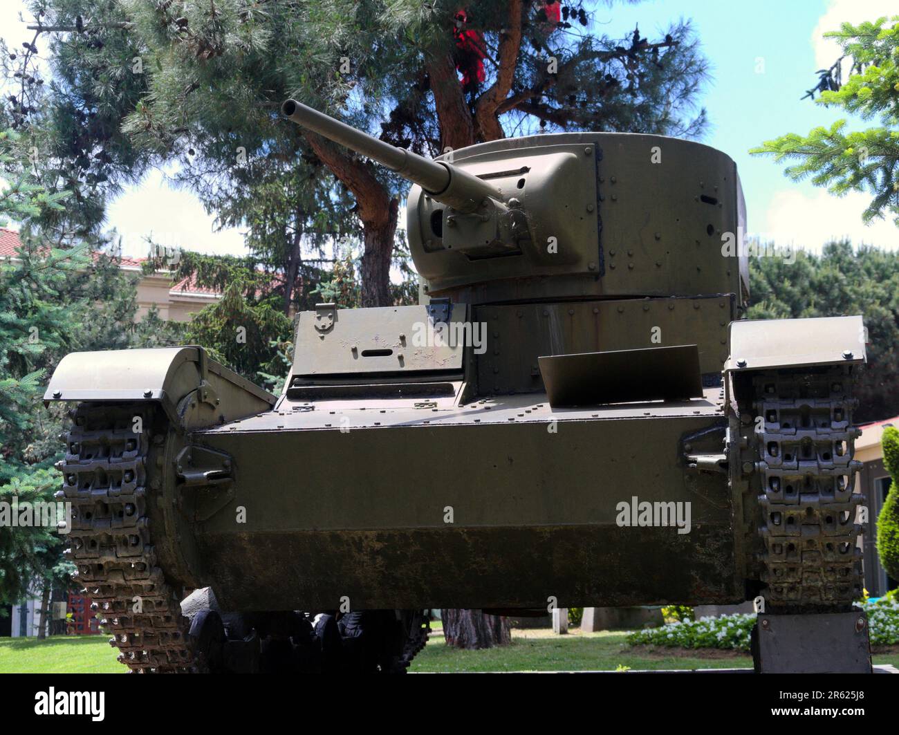 Ein Leuchtstofftank 26 - B, russisch hergestellt, ausgestellt im Militärmuseum in Istanbul, Türkei, Republik Türkiye. Hergestellt in 1932, 9,4 Tonnen Gewicht. Stockfoto