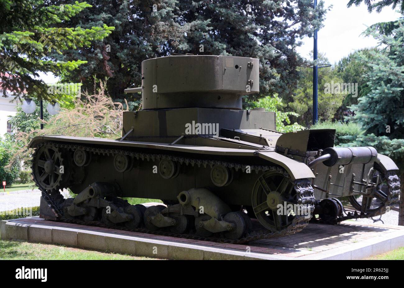 Ein Leuchtstofftank 26 - B, russisch hergestellt, ausgestellt im Militärmuseum in Istanbul, Türkei, Republik Türkiye. Hergestellt in 1932, 9,4 Tonnen Gewicht. Stockfoto