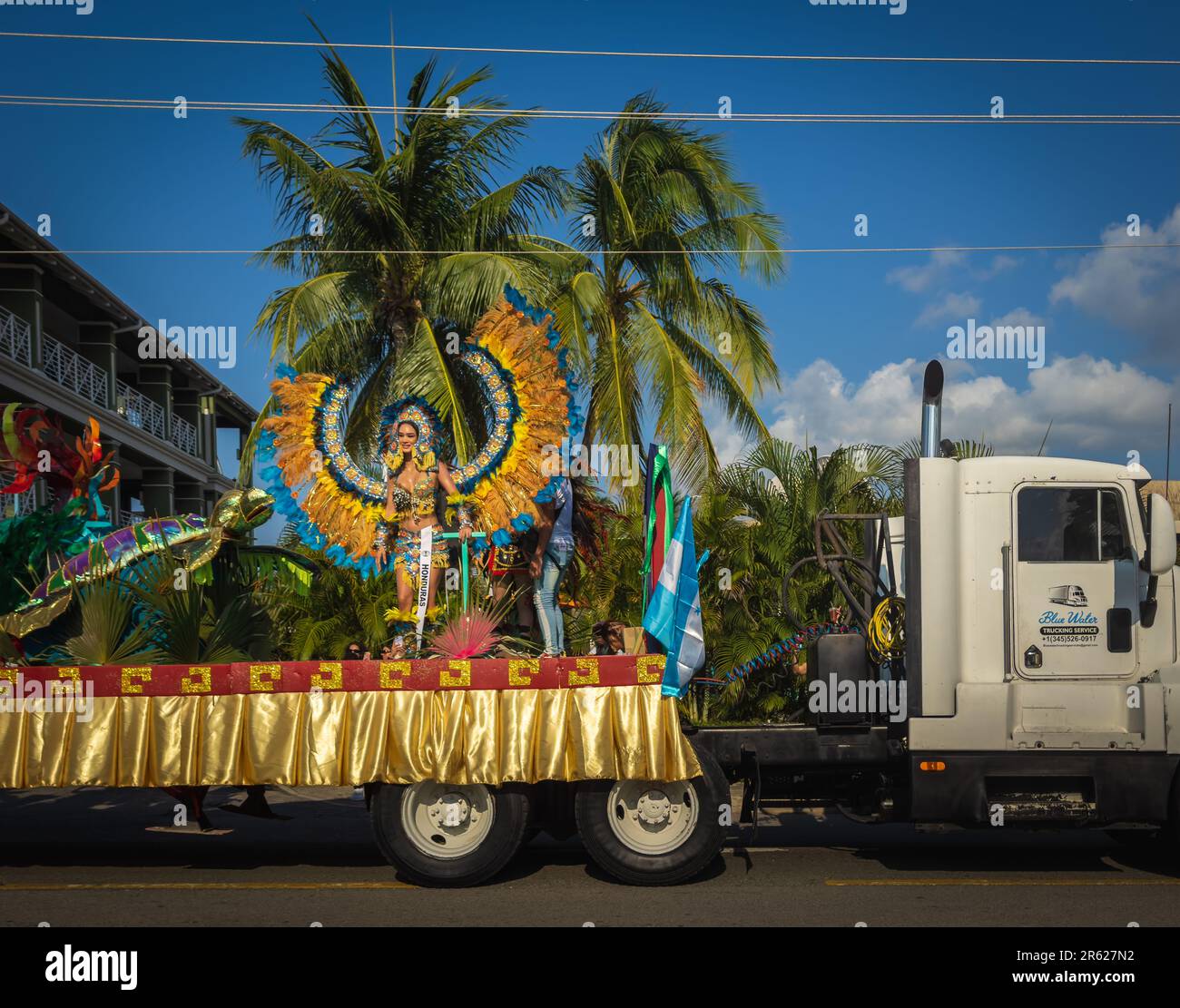Grand Cayman, Kaimaninseln, 2023. Mai, Blick auf eine Frau, die während des Karnevals auf einem Floß auftritt Stockfoto