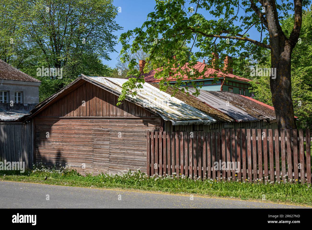 Altes Lagergebäude aus Holz für Bewohner an einem sonnigen Frühlingstag in der Ketta Street im Stadtteil Kopli in Tallinn, Estland Stockfoto
