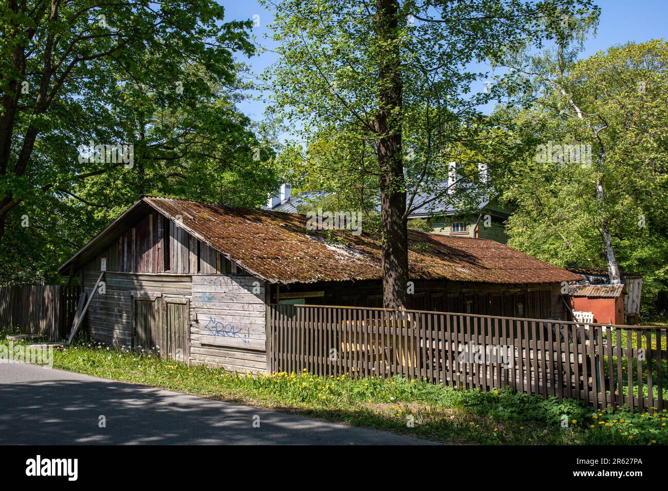 Verfallenes und moosbedecktes Holzlagergebäude an der Ketta Street im Stadtteil Kopli in Tallinn, Estland Stockfoto