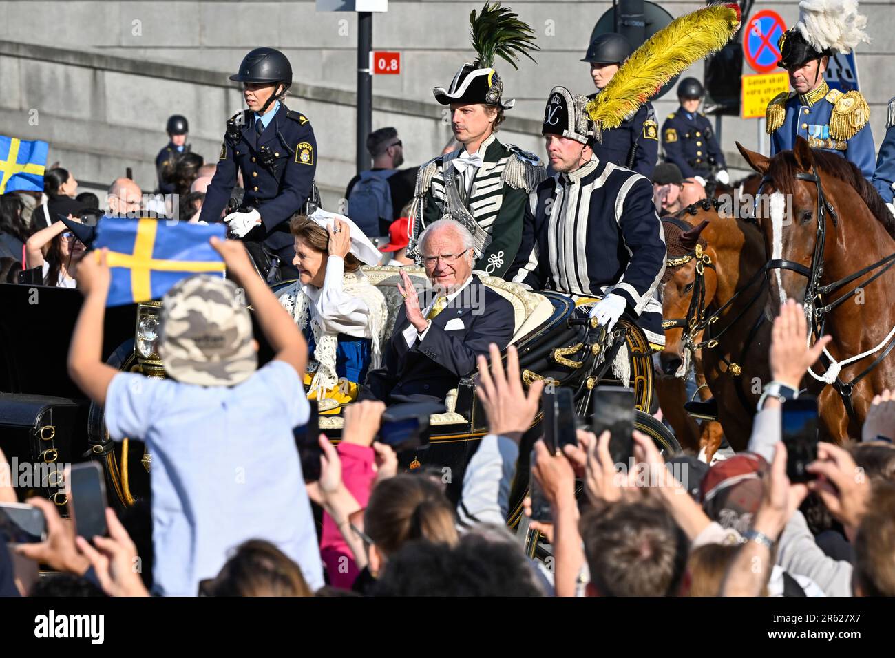 STOCKHOLM 20230606King Carl XVI Gustaf und Königin Silvia fahren in einer Pferdekutsche vom Königspalast nach Skansen zum Nationalfeiertag Stockfoto