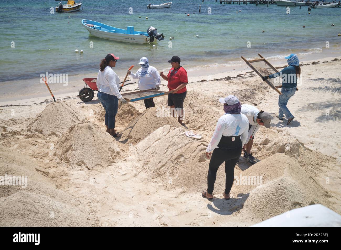 Blue Flag Arbeiter reinigen den Strand Sand in Puerto Morelos Yucatan Mexiko Stockfoto