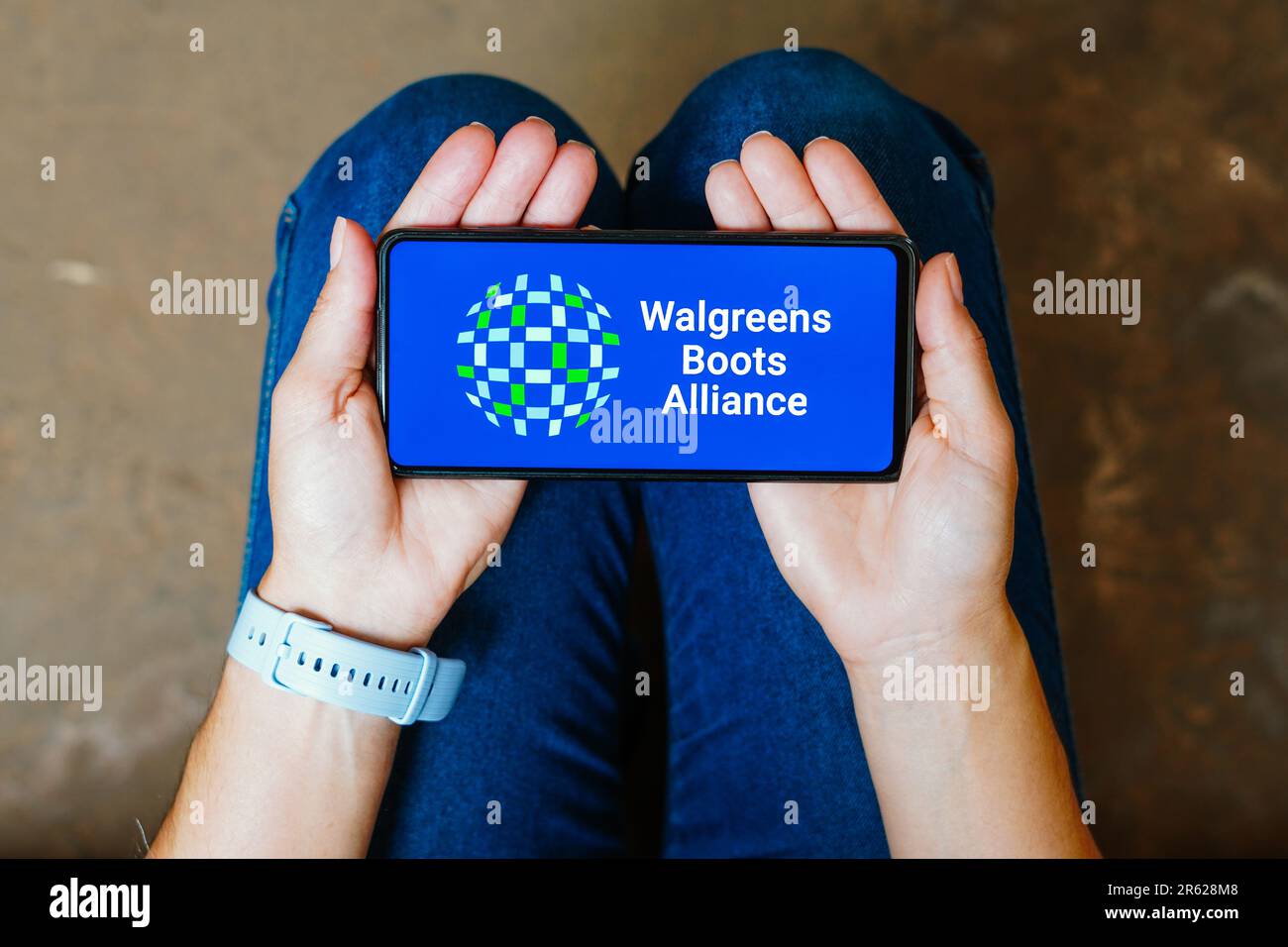 In dieser Fotoabbildung wird das WBA-Logo (Walgreens Boots Alliance) auf einem Smartphone-Bildschirm angezeigt. Stockfoto