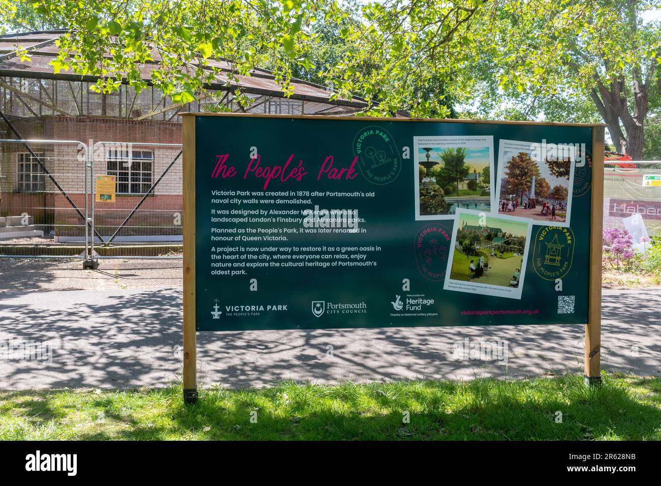 Informationstafel in Victoria Park, People's Park und ein Projekt des National Lottery Heritage Fund zur Renovierung in Portsmouth, Hampshire, England, Großbritannien Stockfoto