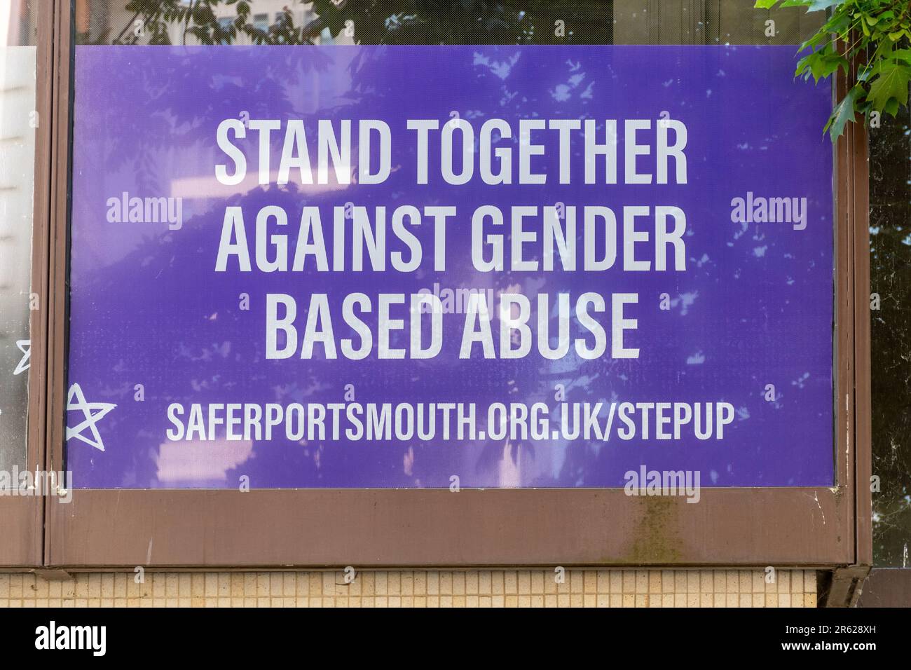 Schild oder Hinweis stehen gemeinsam gegen geschlechtsspezifischen Missbrauch im Stadtzentrum von Großbritannien Stockfoto