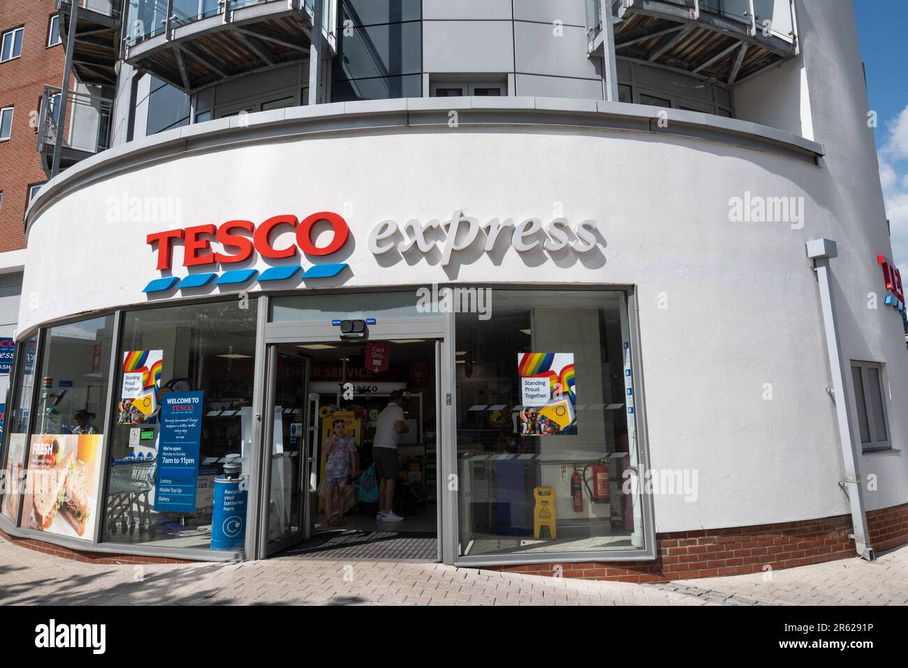 Tesco Express Shop Front, Portsmouth, Hampshire, England, Großbritannien Stockfoto