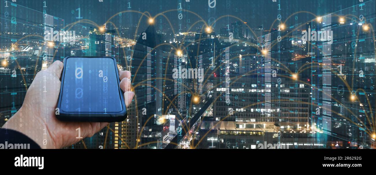 Informationstechnisches Konzept. Die Hand eines Mannes verwendet ein Smartphone, um zu erstellen, zu verarbeiten, zu speichern, zurückzuholen, auszutauschen, Und stellen Sie eine Verbindung zu Daten und digitalen Informationen her Stockfoto
