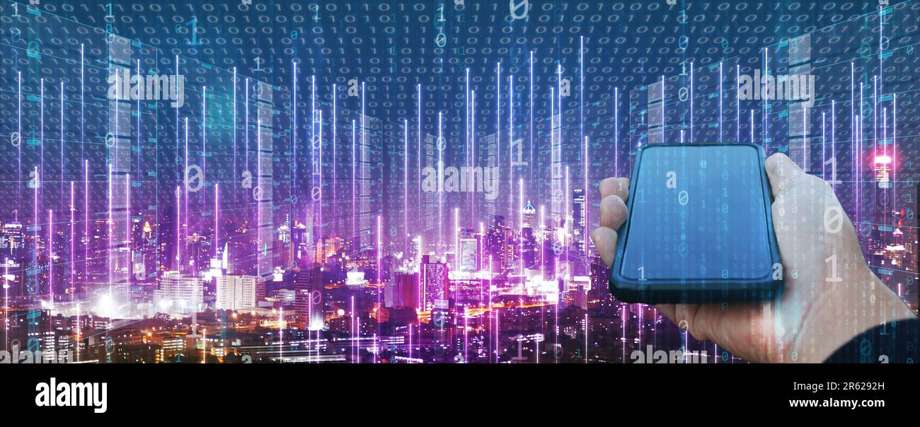 Informationstechnisches Konzept. Die Hand eines Mannes verwendet ein Smartphone, um zu erstellen, zu verarbeiten, zu speichern, zurückzuholen, auszutauschen, Und stellen Sie eine Verbindung zu Daten und digitalen Informationen her Stockfoto
