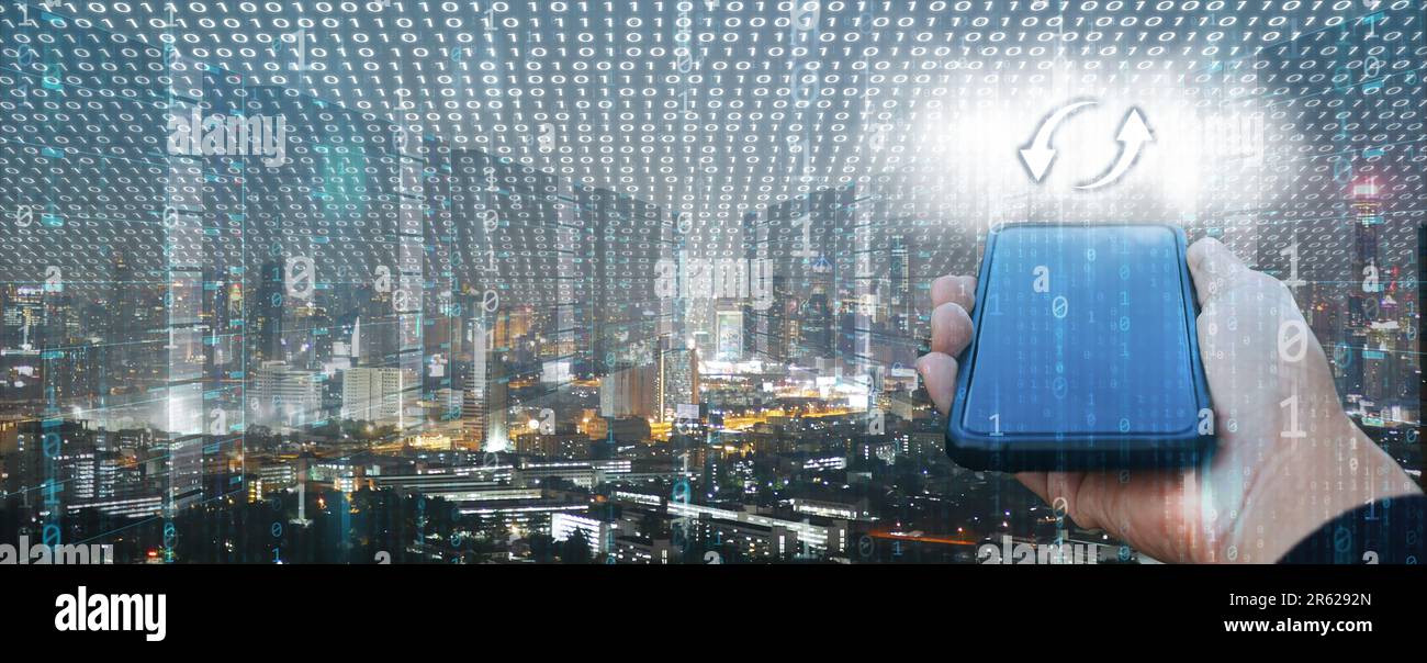 Informationstechnisches Konzept. Die Hand eines Mannes verwendet ein Smartphone, um zu erstellen, zu verarbeiten, zu speichern, zurückzuholen, auszutauschen, Und stellen Sie eine Verbindung zu Daten und digitalen Informationen her Stockfoto
