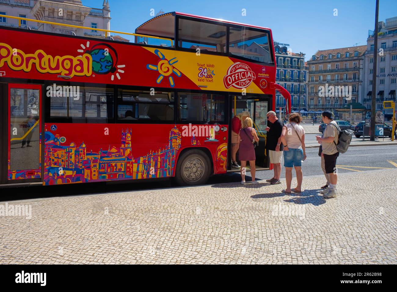 Steigen Sie in den offiziellen Bus für Stadtrundfahrten in Lissabon Stockfoto