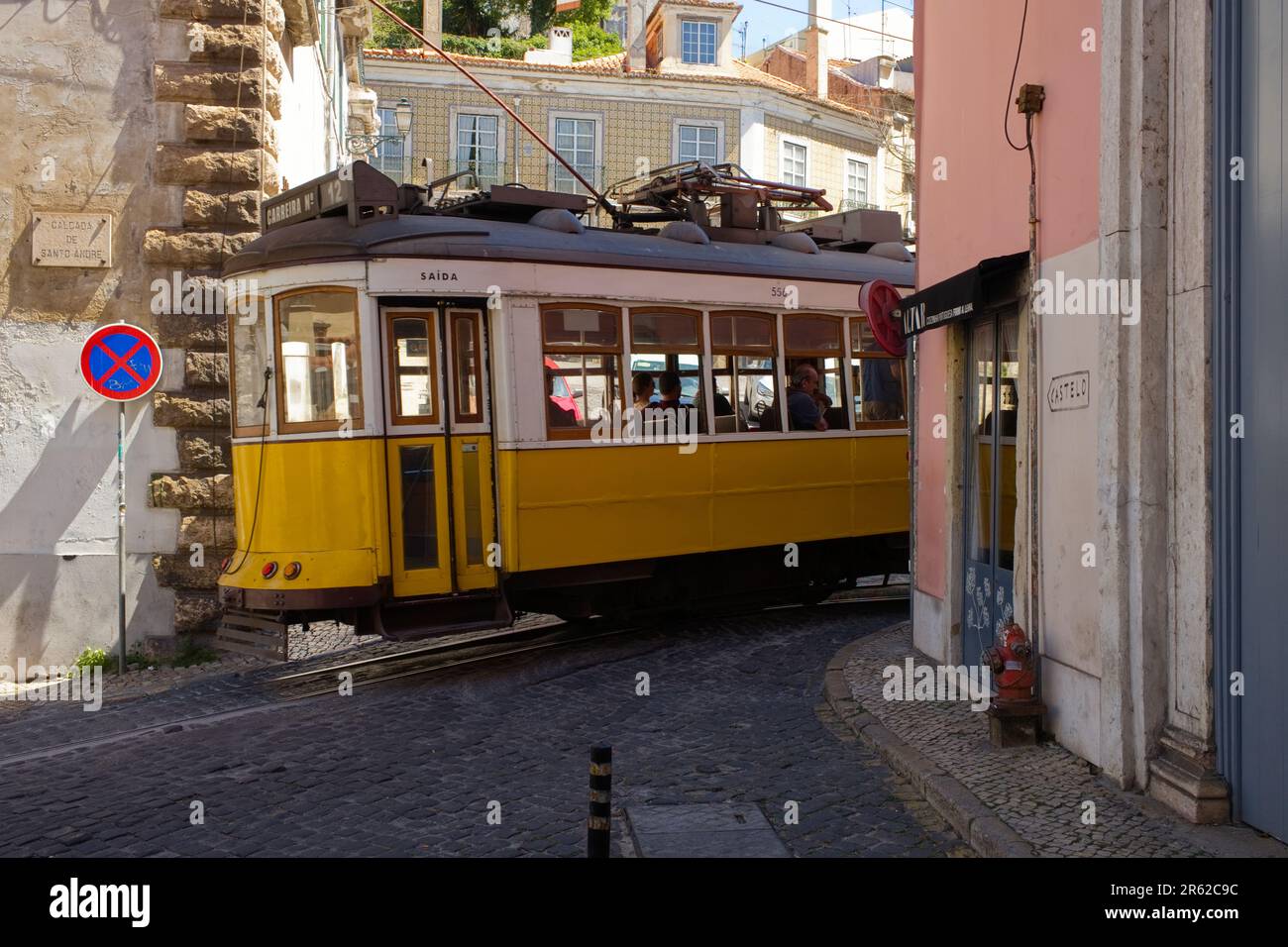 Straßenbahn Nr. 12 in der engen Straße von Calcada, de Santo Andre, Lissabon Stockfoto