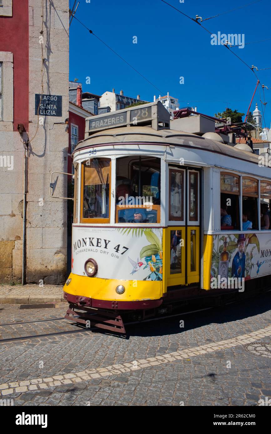 Straßenbahn Nr. 28 im Largo de Santa Luzia im Zentrum von Lissabon Stockfoto