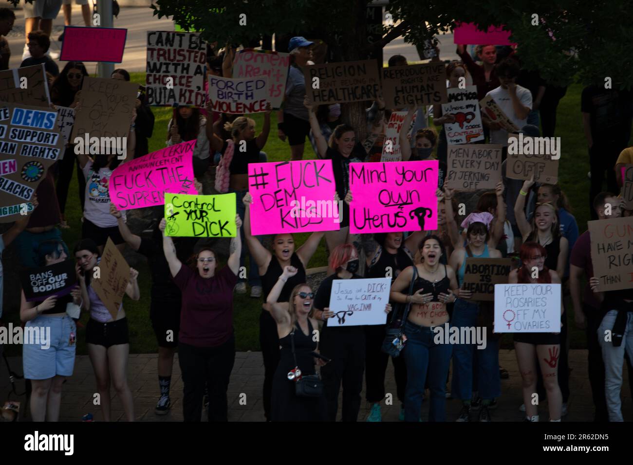 Demonstranten versammeln sich in Reno, Nevada, nach der Aufhebung von Roe gegen Wade durch den Obersten Gerichtshof am 24. Juni 2022. Stockfoto