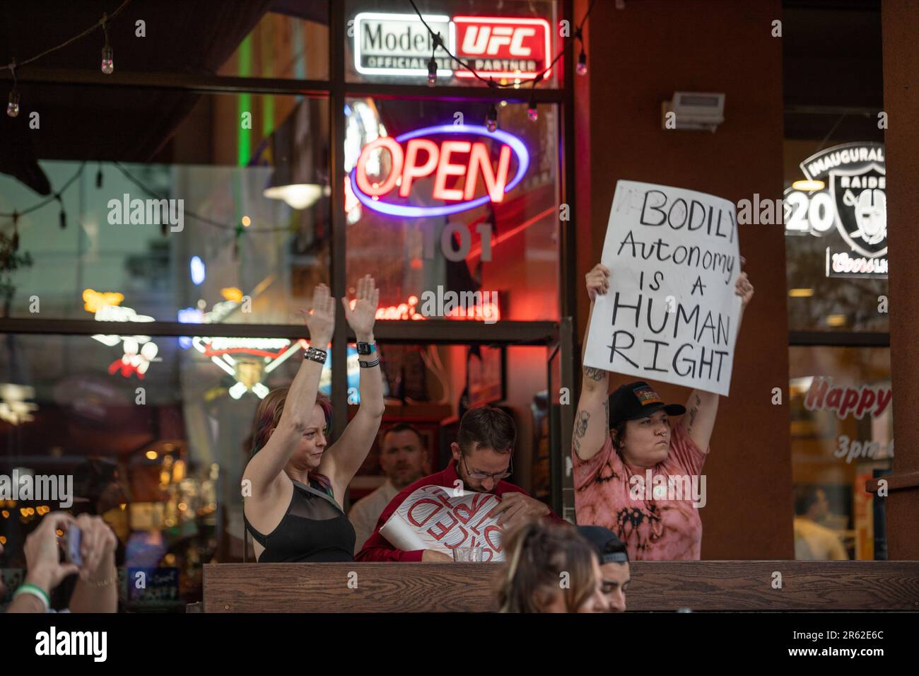 Demonstranten versammeln sich in Reno, Nevada, nach der Aufhebung von Roe gegen Wade durch den Obersten Gerichtshof am 24. Juni 2022. Stockfoto