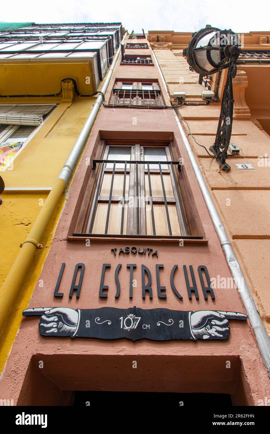 La Estrecha 'schmales' Gebäude Valencia Stockfoto