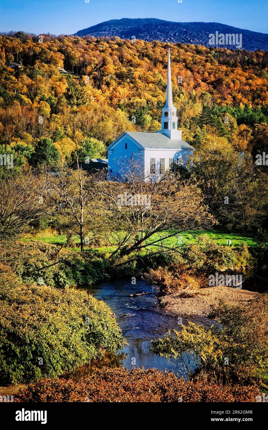 Die Stowe Community Church hebt sich vom Wald in den Green Mountains von Vermont ab. Stockfoto