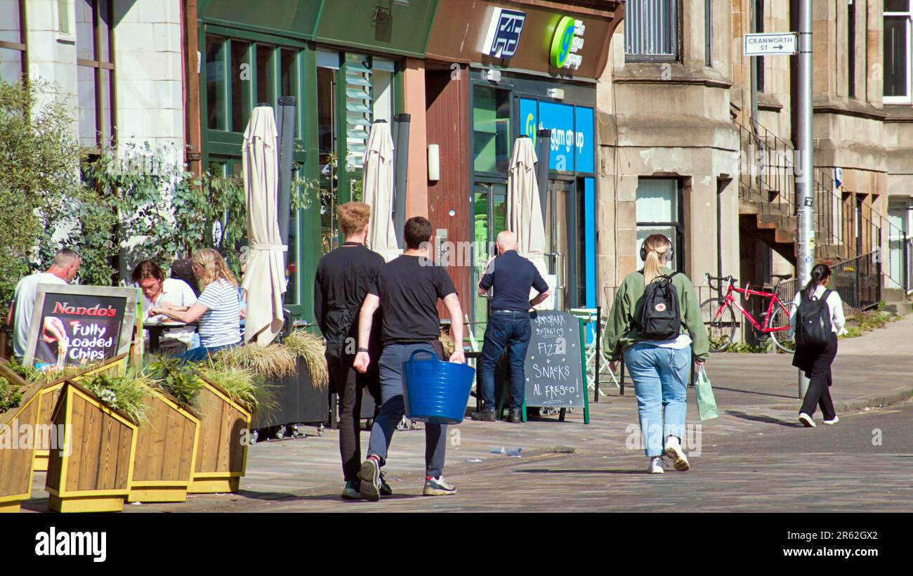 Glasgow, Schottland, Vereinigtes Königreich, 6. Juni 2023. UK Weather: An einem sonnigen Tag haben Einheimische und Touristen die Straße und die Cafés im West End genossen Credit Gerard Ferry/Alamy Live News Stockfoto